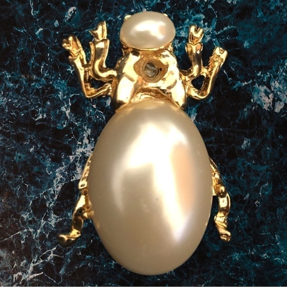Vintage Bug Beetle Insect Faux Pearl Goldtone Brooch PIN 1 1/2" - Picture 1 of 4
